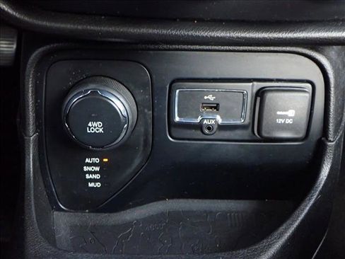 Used 2015 Jeep Renegade Sport w/ Power & Air Group image 17