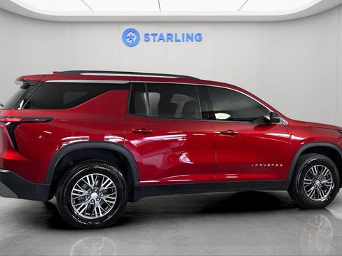 Used 2025 Chevrolet Traverse LT FWD image 11