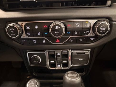 Used 2024 Jeep Wrangler Unlimited Sahara w/ Technology Group AWD/4WD image 33