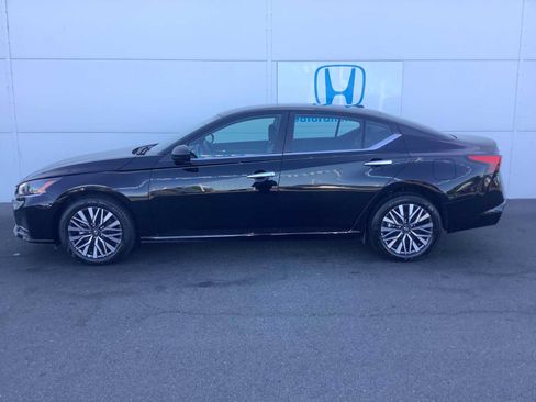 Used 2025 Nissan Altima 2.5 SV AWD/4WD image 2