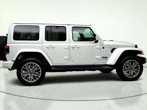 Used 2022 Jeep Wrangler Unlimited Sahara AWD/4WD image 4