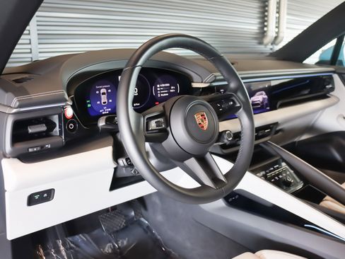 Used 2025 Porsche Macan Electric image 4