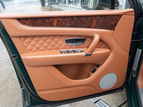 Used 2017 Bentley Bentayga image 11
