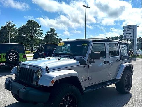 Used 2014 Jeep Wrangler Unlimited Sahara w/ Connectivity Group AWD/4WD image 2