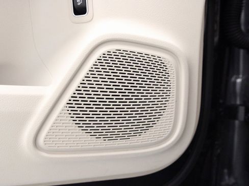 Certified 2025 Mercedes-Benz GLB 250 4MATIC image 24