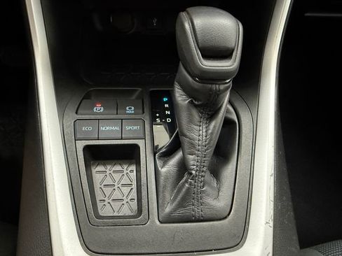 Used 2020 Toyota RAV4 LE FWD image 21