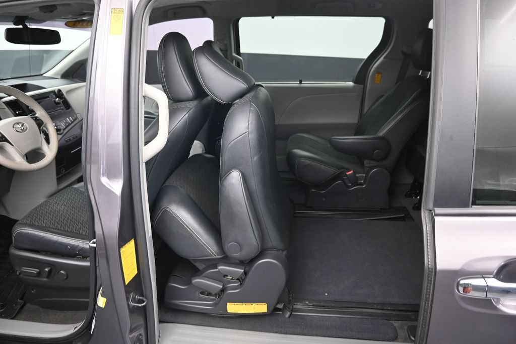 Used 2014 Toyota Sienna SE FWD image 23