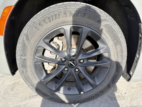 Used 2020 Chrysler Pacifica Touring-L image 9