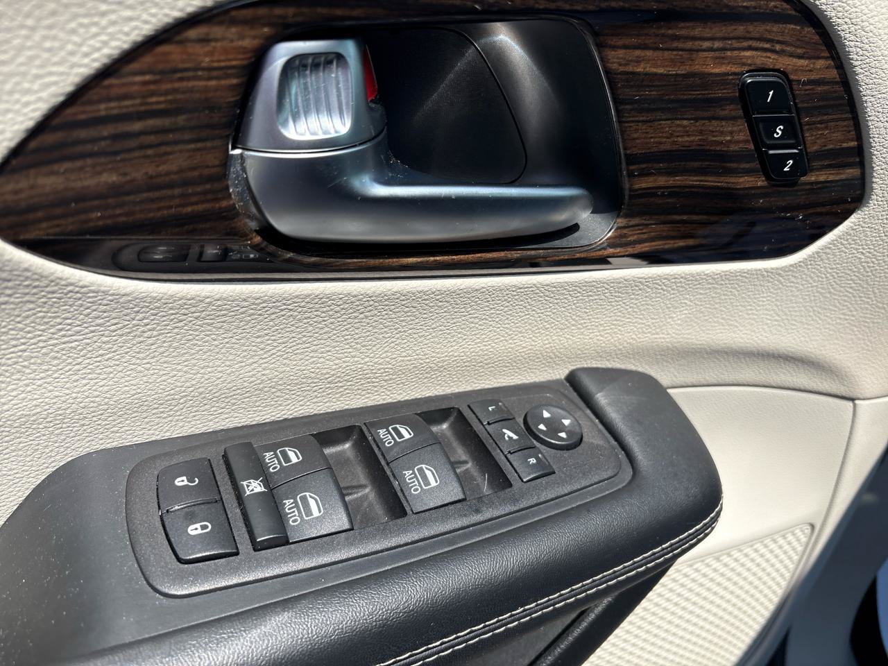 Used 2023 Chrysler Pacifica Limited FWD image 15