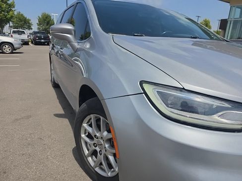 Used 2021 Chrysler Pacifica Touring-L FWD image 4