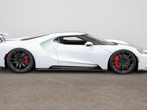 Used 2017 Ford GT RWD image 2
