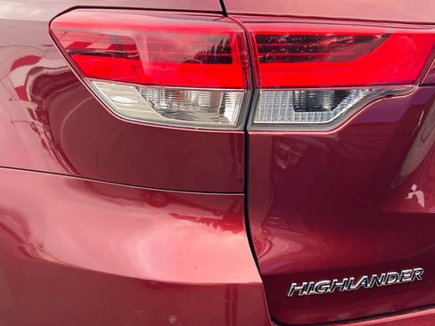 Used 2017 Toyota Highlander SE image 17