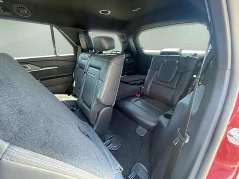 Used 2025 Ford Explorer ST-Line w/ ST-Line Street Pack AWD/4WD image 32