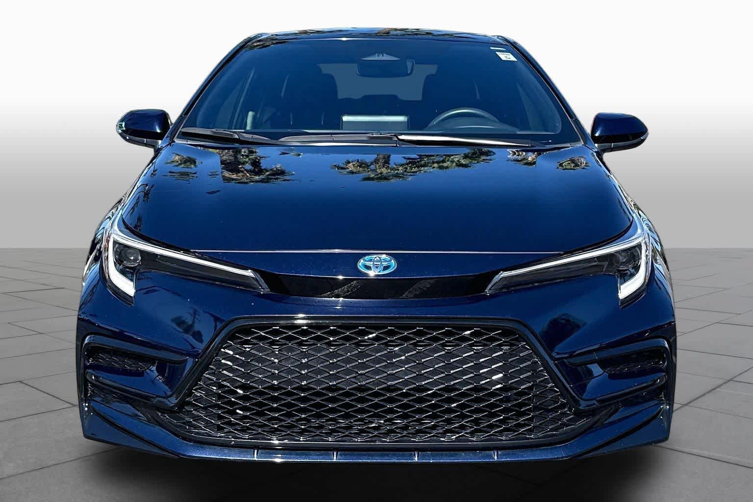 Used 2025 Toyota Corolla SE FWD image 3