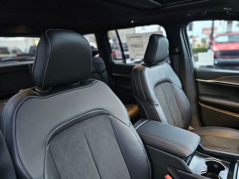 New 2026 Jeep Grand Cherokee Altitude image 25