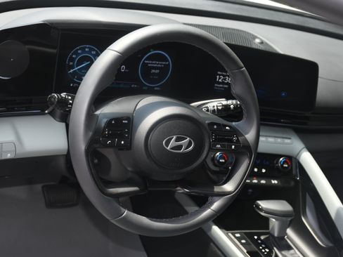 Used 2025 Hyundai Elantra Limited FWD image 10