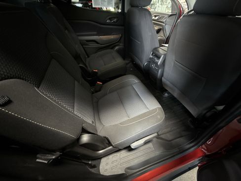 Used 2023 GMC Acadia SLE w/ Driver Convenience Package image 24