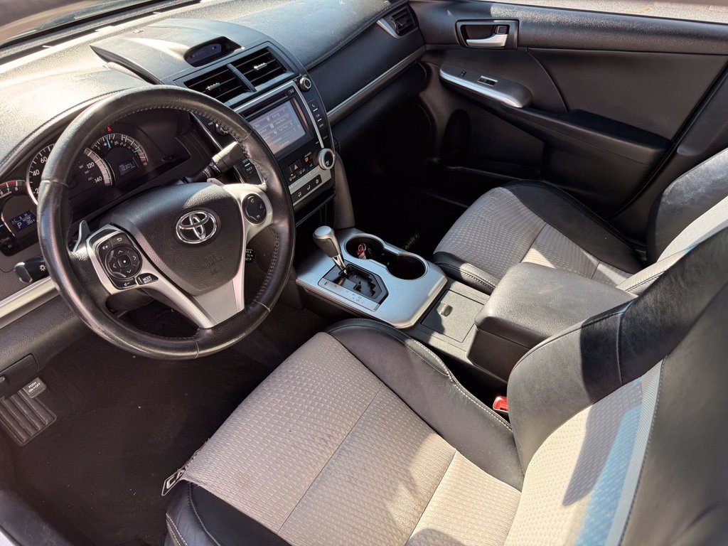 Used 2014 Toyota Camry SE w/ Moonroof Package FWD image 2