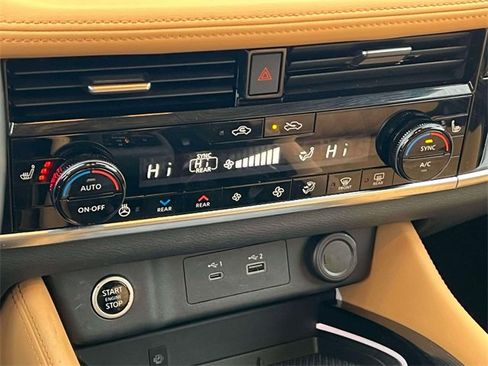 Used 2022 Nissan Rogue Platinum w/ Head-Up Display Package image 32