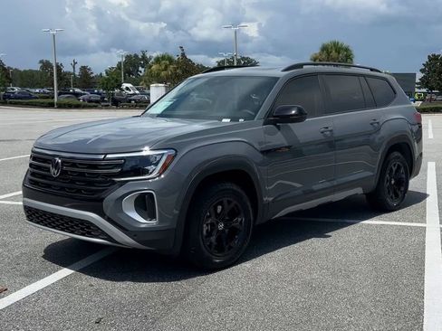 New 2025 Volkswagen Atlas Peak Edition SE image 4