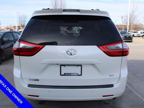 Used 2020 Toyota Sienna XLE w/ XLE Navigation Package image 8