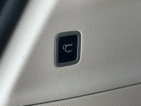 Used 2018 Chrysler Pacifica Touring-L FWD image 33