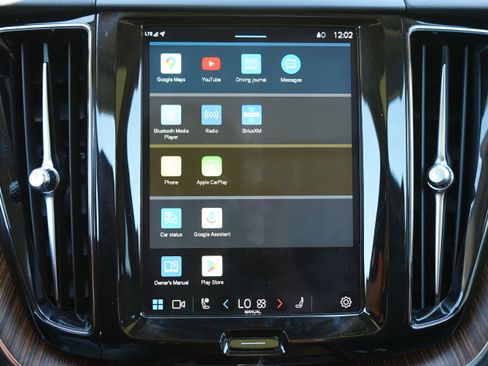 Used 2022 Volvo XC60 B5 Momentum image 31