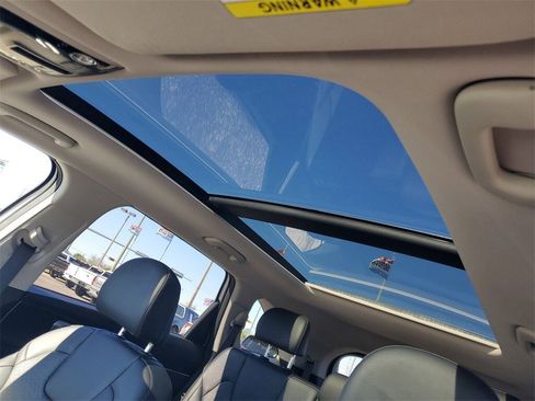 Used 2022 Kia Sorento S w/ Panoramic Sunroof Package image 10