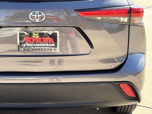 Used 2023 Toyota Highlander LE image 6