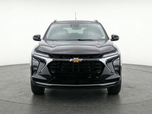 Used 2025 Chevrolet Trax LT image 2