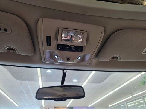 Used 2011 Volkswagen Routan SEL FWD image 33