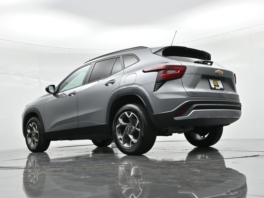 Used 2025 Chevrolet Trax LT FWD image 22