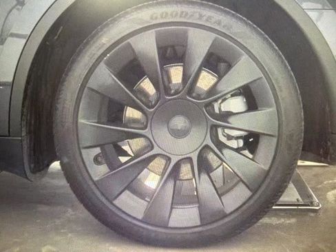 Used 2022 Tesla Model Y Long Range image 7