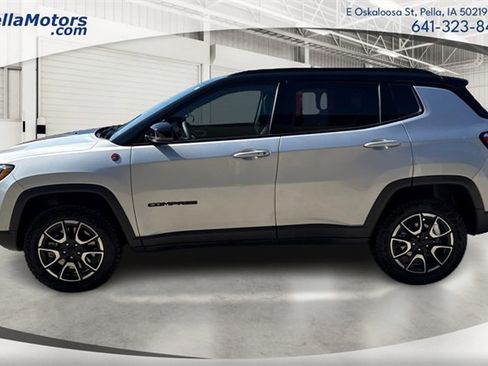 Used 2024 Jeep Compass Trailhawk image 6