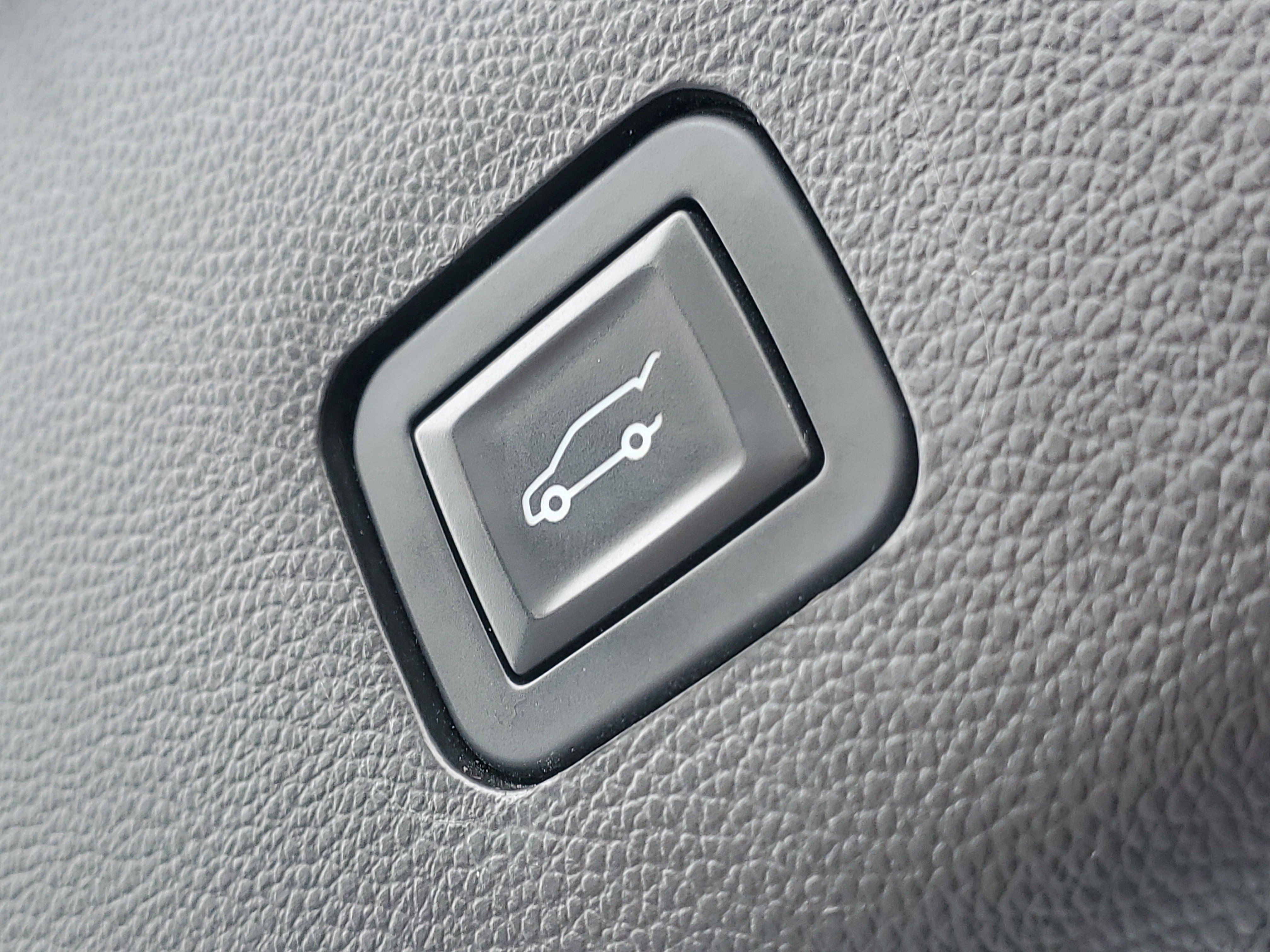 Used 2018 Chevrolet Traverse Premier w/ Driver Confidence II Package FWD image 9