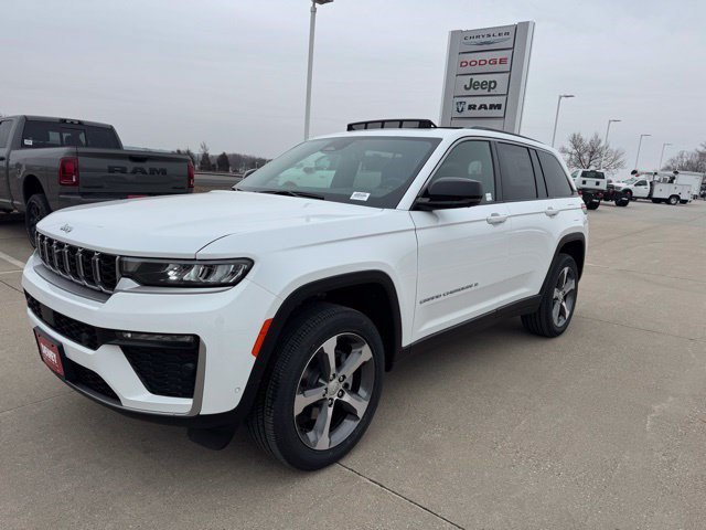 New 2026 Jeep Grand Cherokee Limited w/ Luxury Tech Group II AWD/4WD image 3