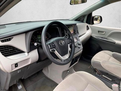 Used 2017 Toyota Sienna L FWD image 14
