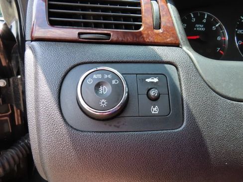 Used 2011 Chevrolet Impala LTZ FWD image 28
