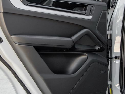 Certified 2025 Porsche Cayenne E-Hybrid Coupe image 30