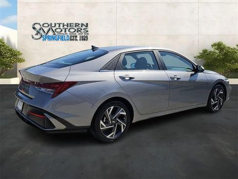 Used 2025 Hyundai Elantra SEL FWD image 5