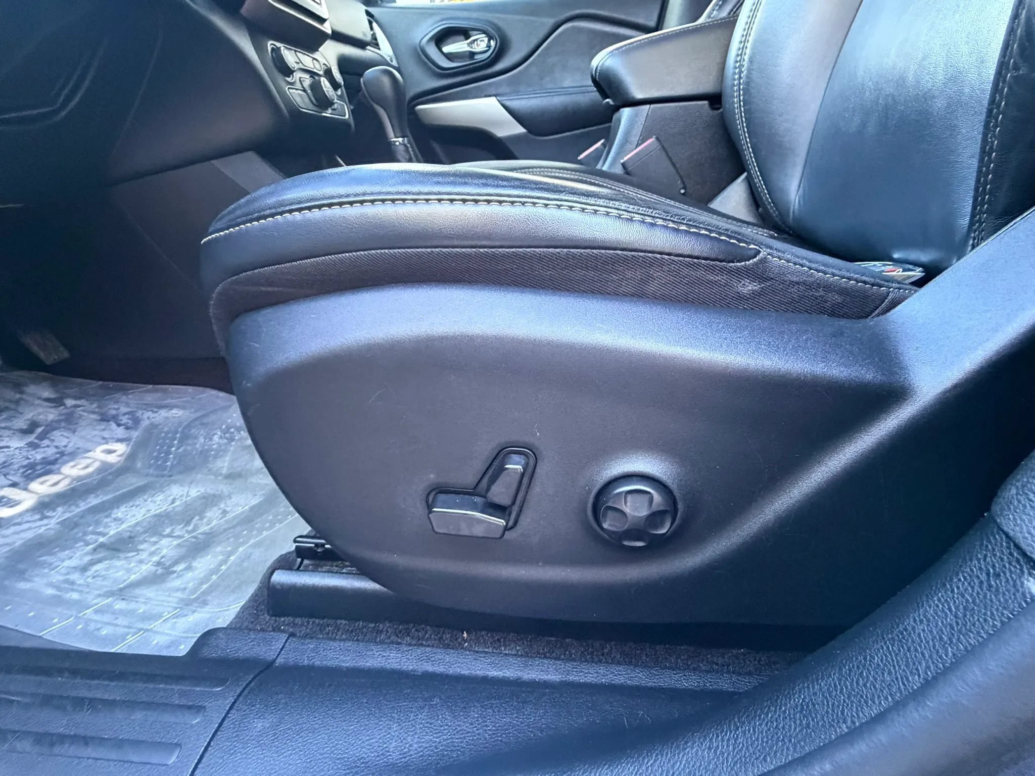 Used 2017 Jeep Cherokee Limited FWD image 27