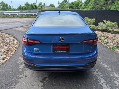 Used 2022 Volkswagen Jetta SE w/ Panoramic Sunroof Package FWD image 4