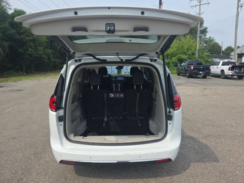 Used 2021 Chrysler Pacifica Touring-L FWD image 25