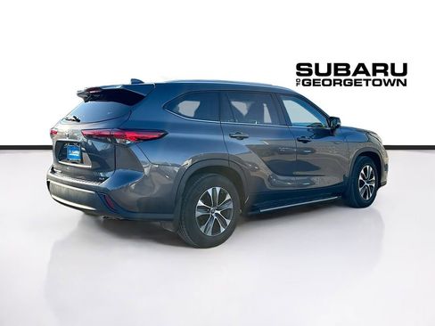 Used 2022 Toyota Highlander XLE image 7