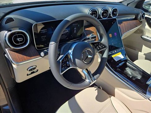 Used 2026 Mercedes-Benz GLC 300 image 3