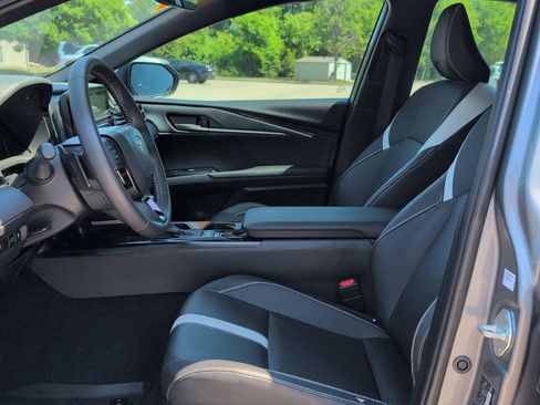 Used 2025 Toyota Camry SE w/ Convenience Package FWD image 11