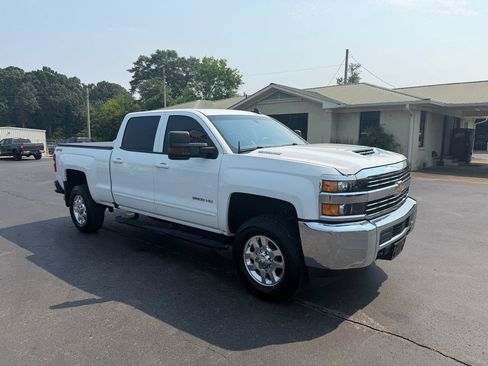 Used 2018 Chevrolet Silverado 2500 LT AWD/4WD image 3