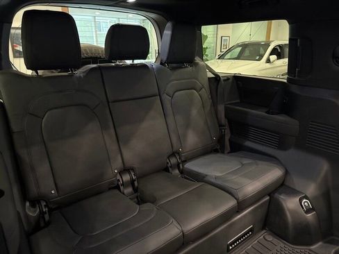 Used 2023 Land Rover Defender 130 X-Dynamic SE image 21