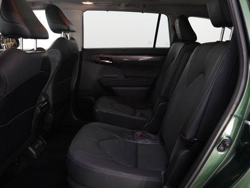 Used 2023 Toyota Highlander Platinum image 16
