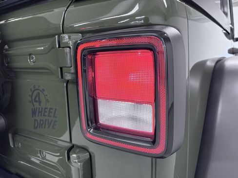 Used 2024 Jeep Wrangler Unlimited AWD/4WD image 9
